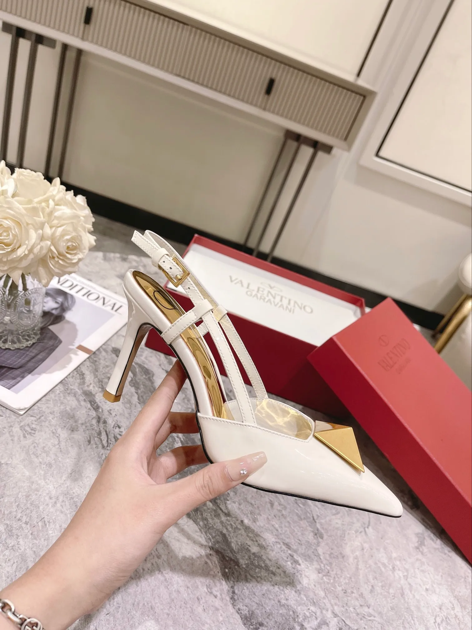 👟👟Ex-factory price 400👟👟 Genuine leather sole +40 Valentino Valentino spring and summer new rivet shoes are new☑️ —————————————— The latest golden big rivet element is full of high-end sense! Extremely fashionable Heel height: 9.5cm Upper: Matt sheepskin Lining: Sheepskin lining Outsole: Italian genuine leather outsole, rubber sole optional Color: Two styles and 8 colors available Code number: 34-41 (34 and 42 customized are not returnable)